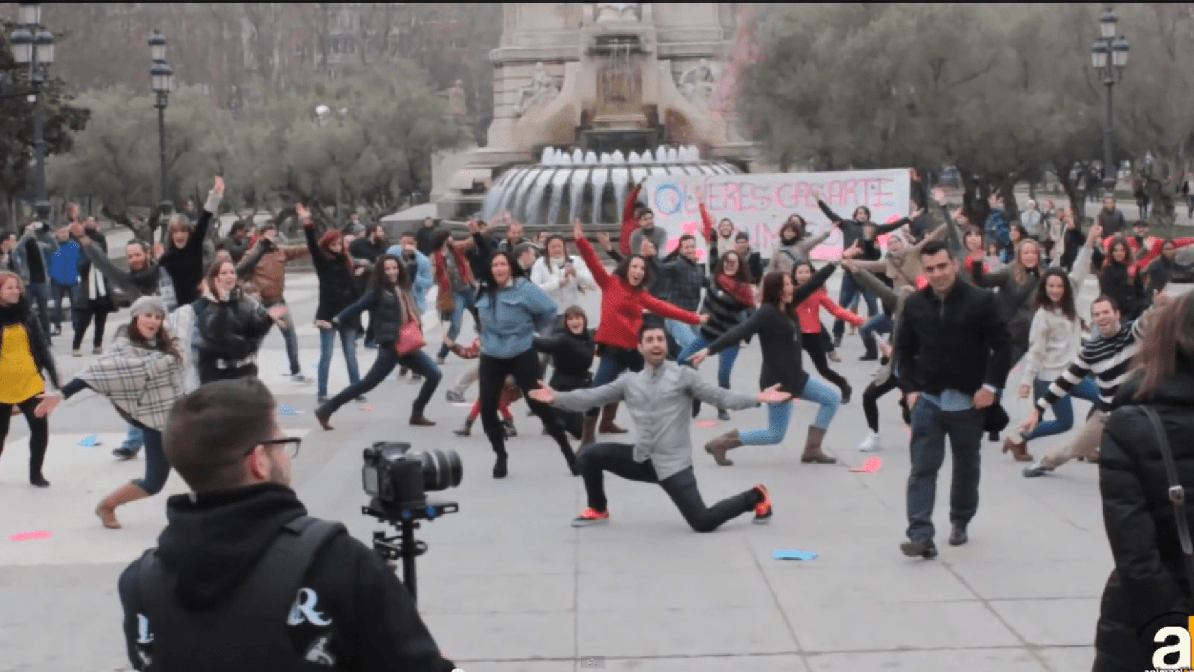 La liamos en Plaza España; Flashmob pedida de mano.