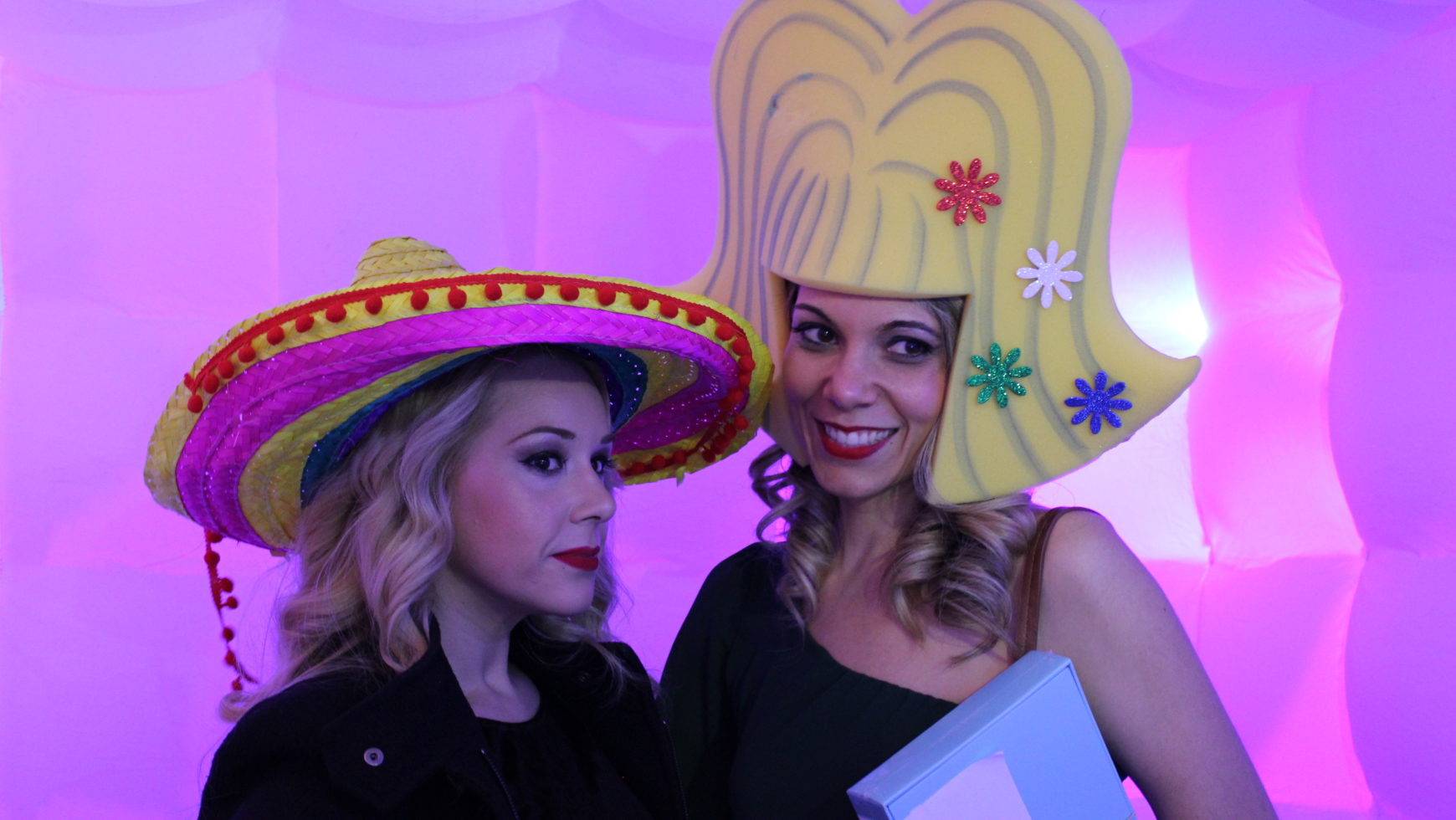 ¡El fotomatón loco para bodas mola! 